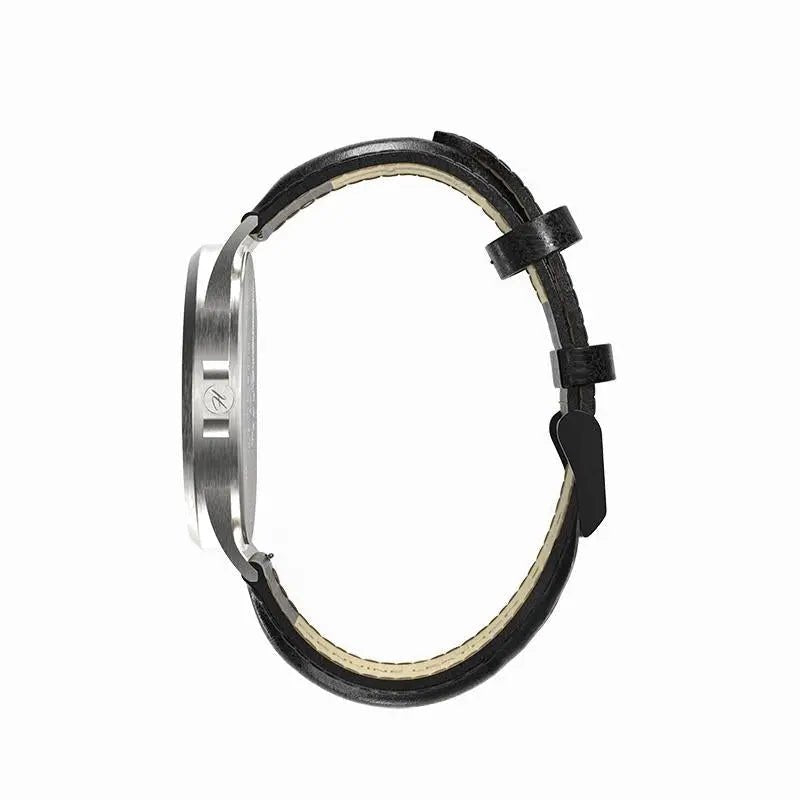 Montre H|Watch Série 2 vue de profil : boîtier argenté et bracelet en cuir noir.