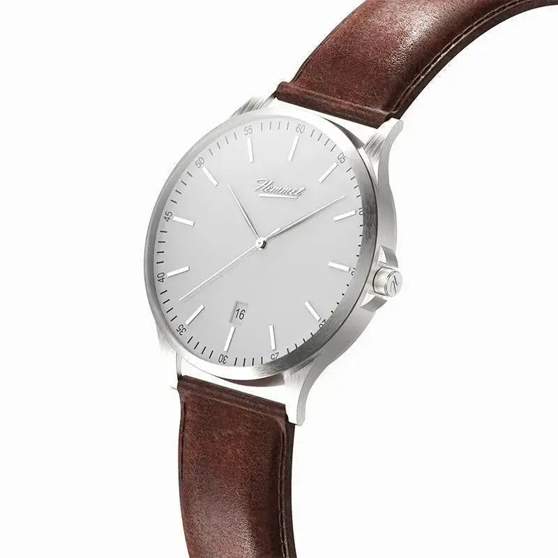 Montre H|Watch Série 2 à cadran blanc et bracelet en cuir brun.