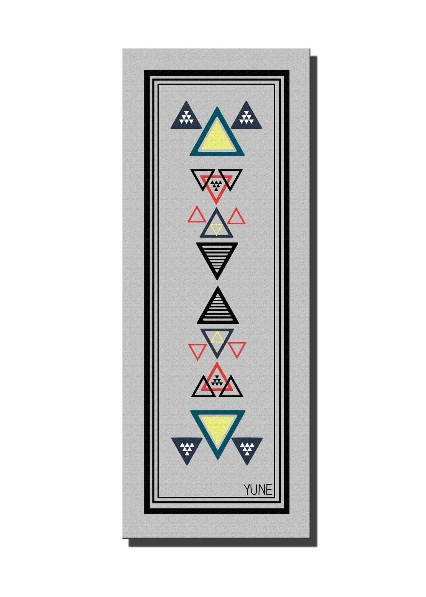 Tapis de yoga gris avec bordure noire et motifs géométriques multicolores, Yune.