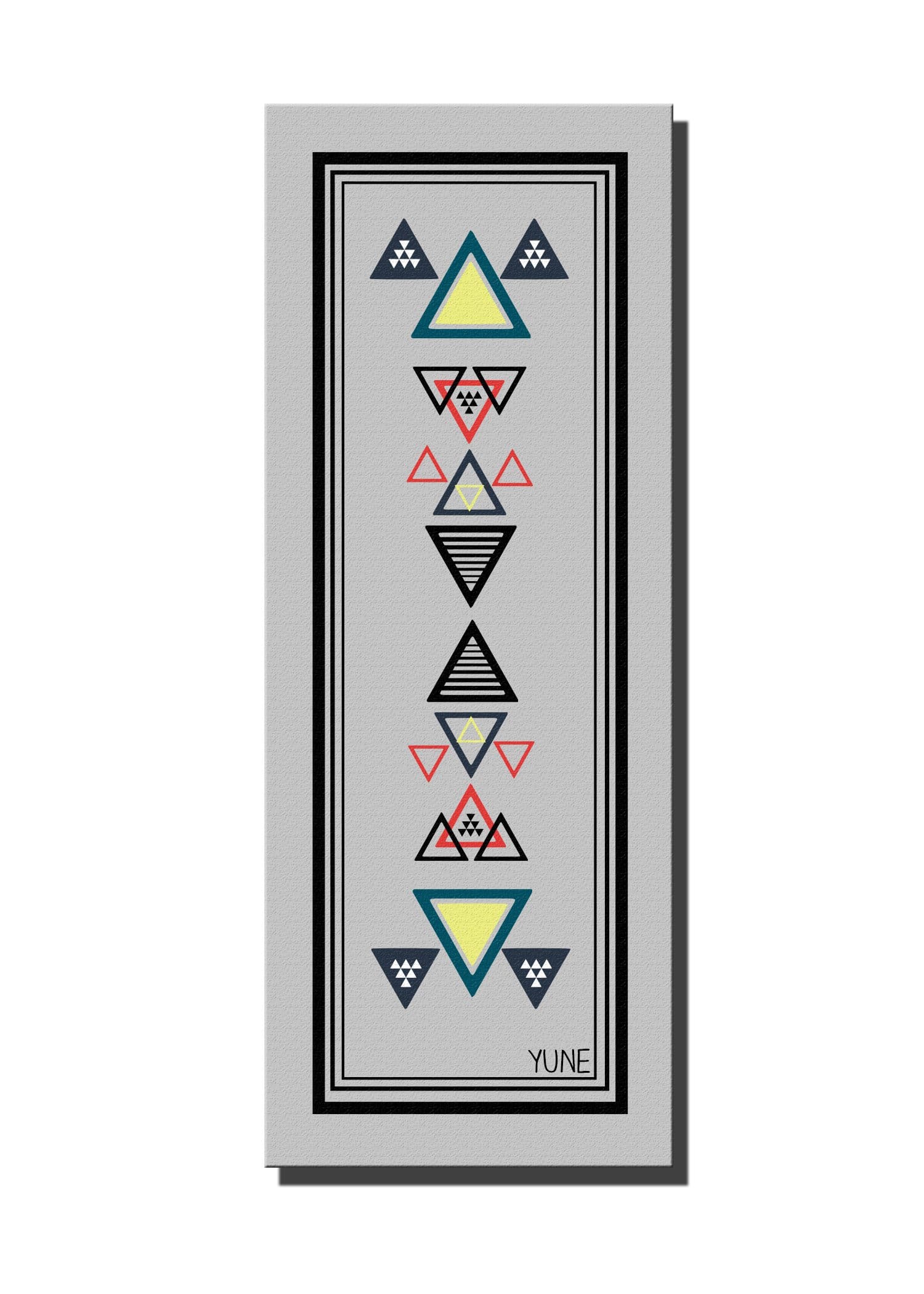 Tapis de yoga gris avec bordure noire et motifs géométriques multicolores, Yune.