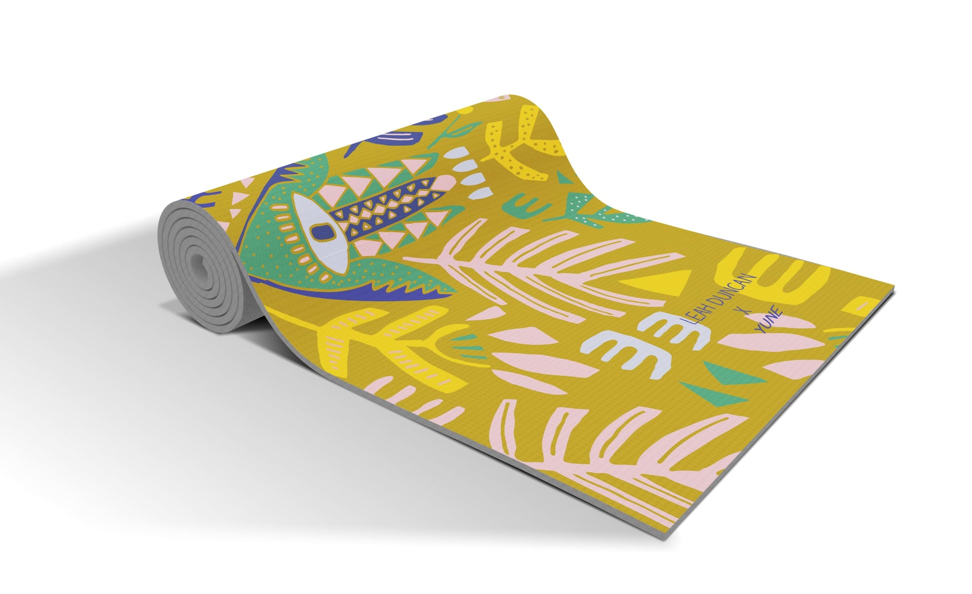 Tapis de yoga Yune Yoga 6 mm tan, motif tropical, rouleau antidérapant.