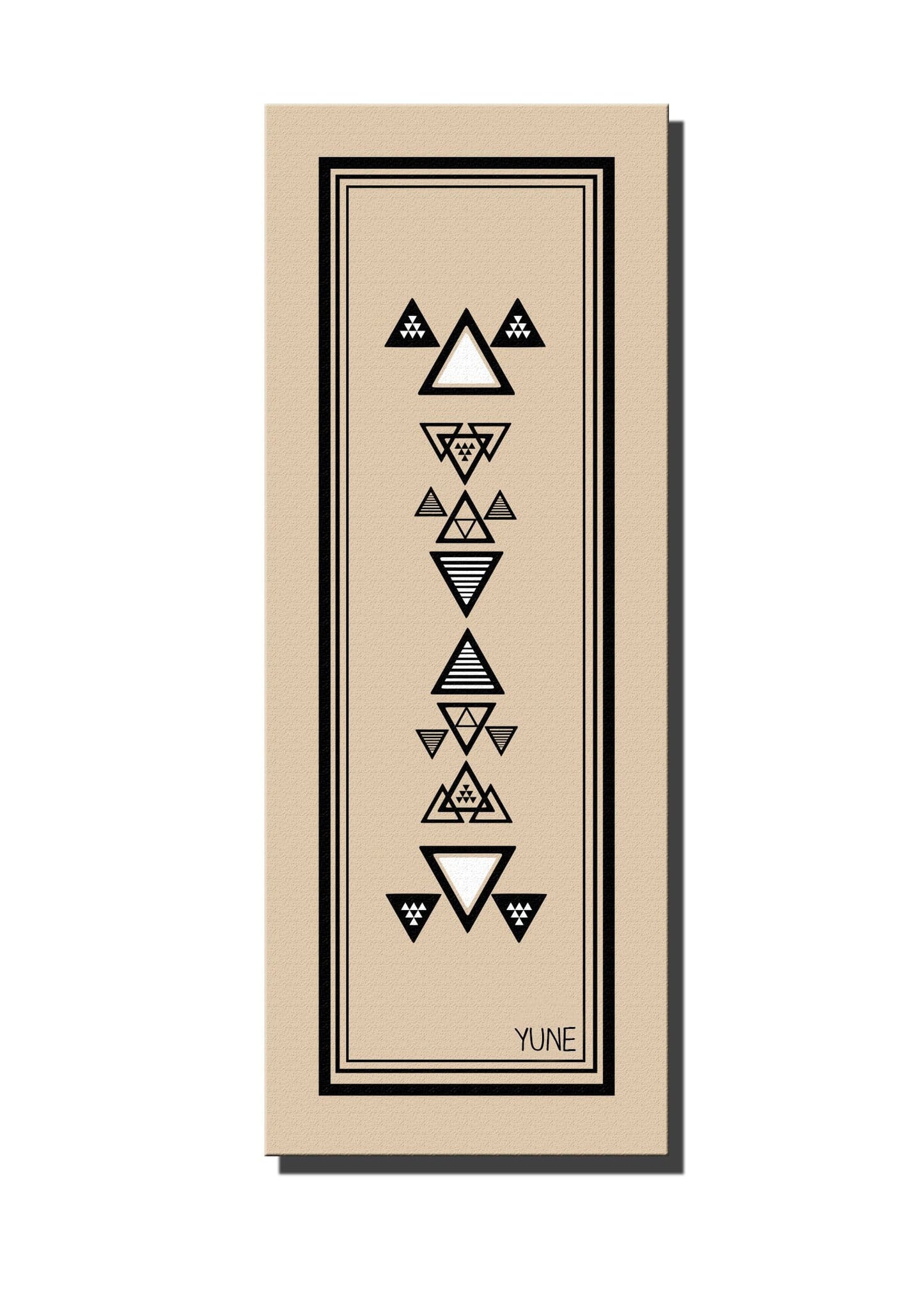 Tapis de yoga Yune rayé beige avec bordures noires et motifs géométriques, logo.