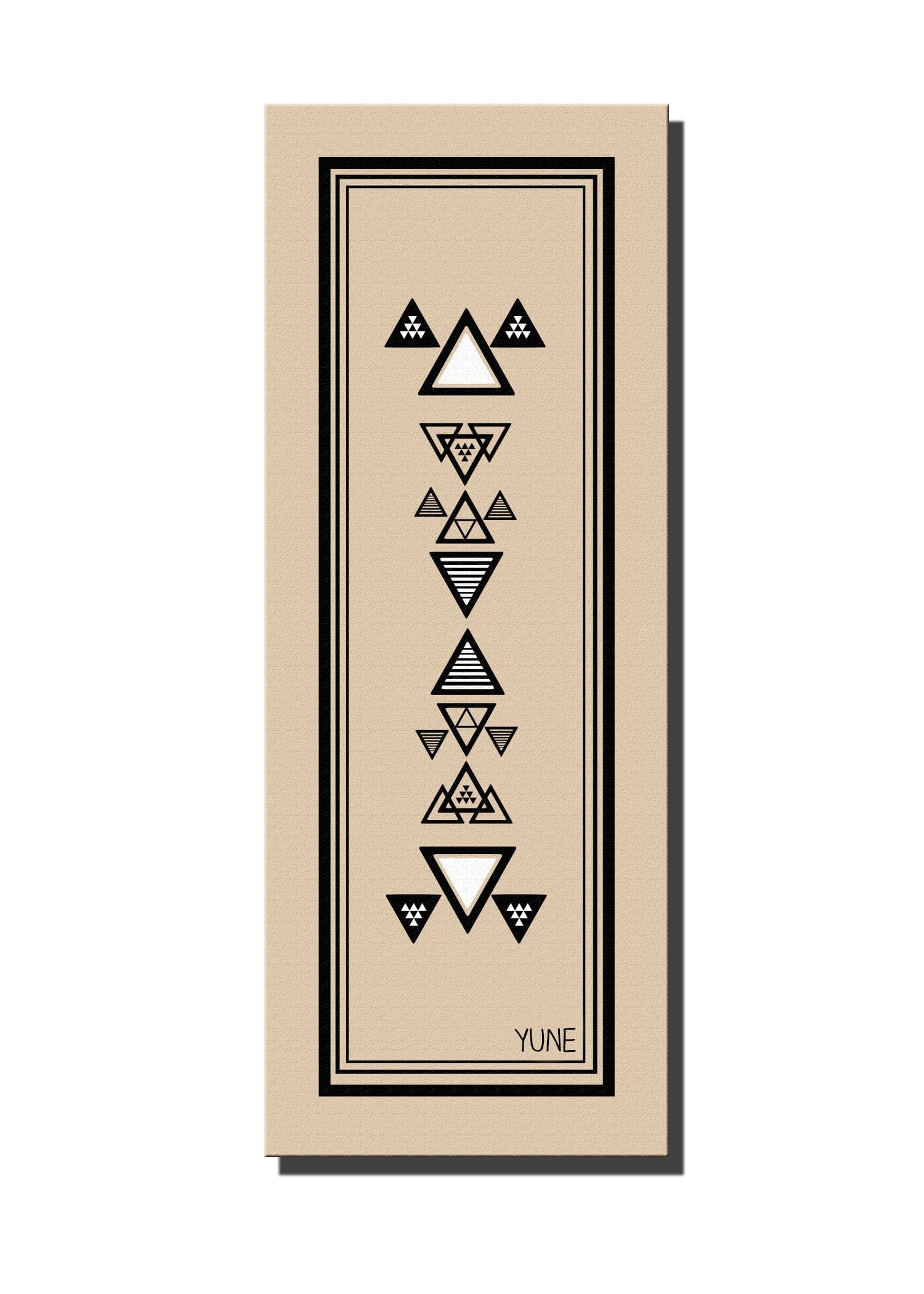 Tapis de yoga Yune rayé beige avec bordures noires et motifs géométriques, logo.