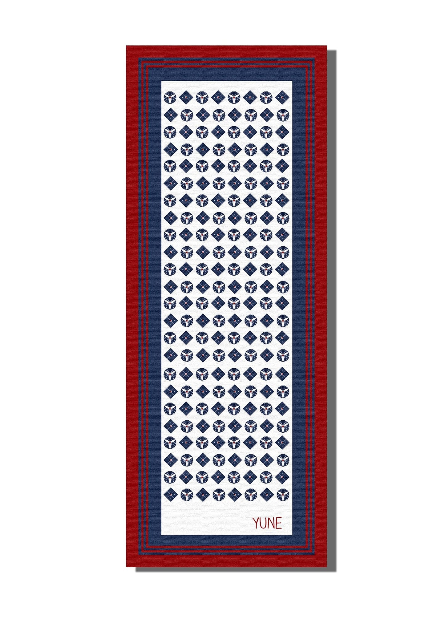 Tapis de yoga blanc Yune Yoga, motif losanges bleu, liseré rouge