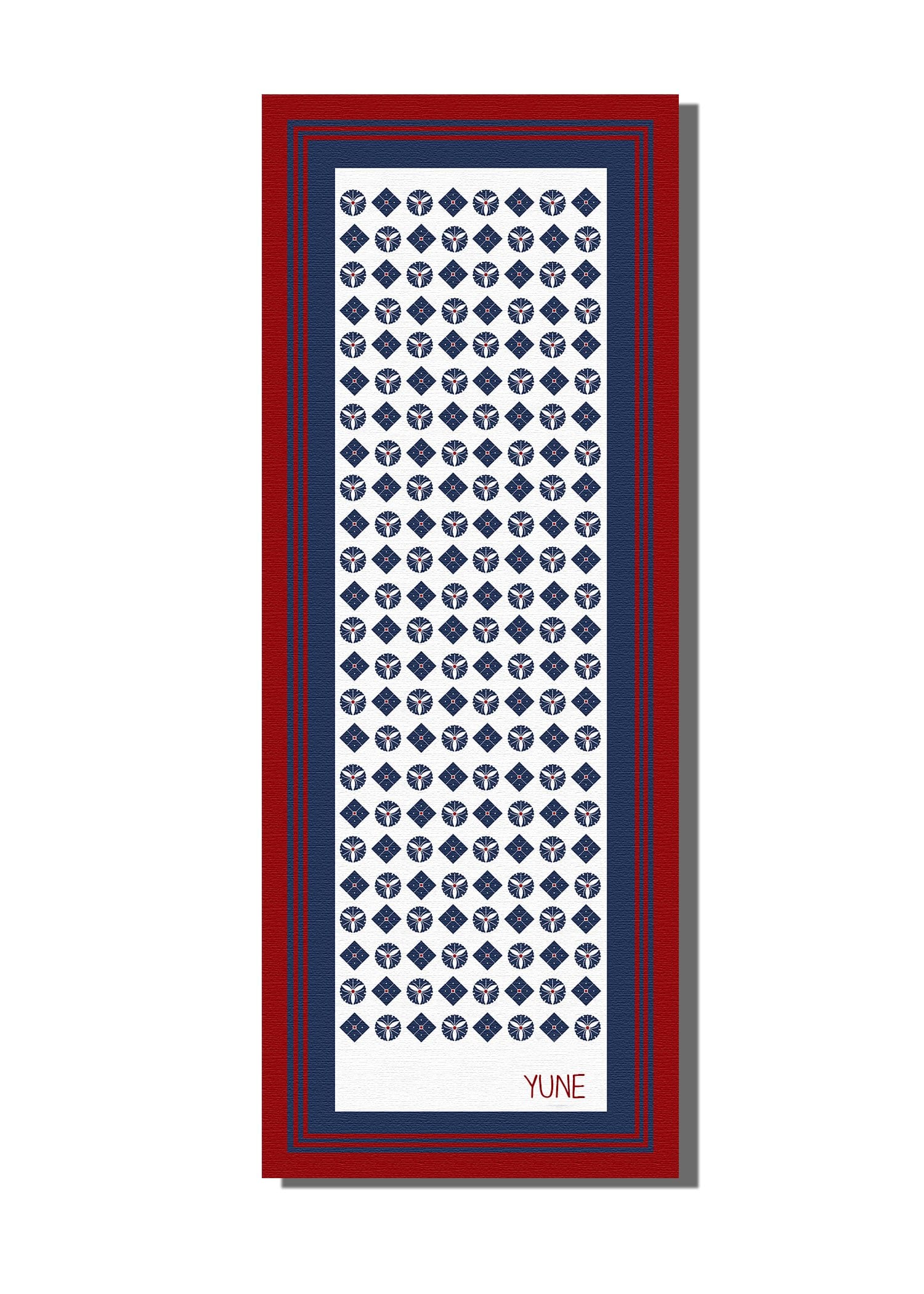 Tapis de yoga blanc Yune Yoga, motif losanges bleu, liseré rouge
