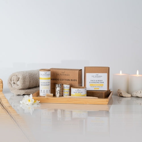 Coffret de soins J.L. Naturals sur plateau : bâtonnets coton, baume lèvres, savon nettoyant