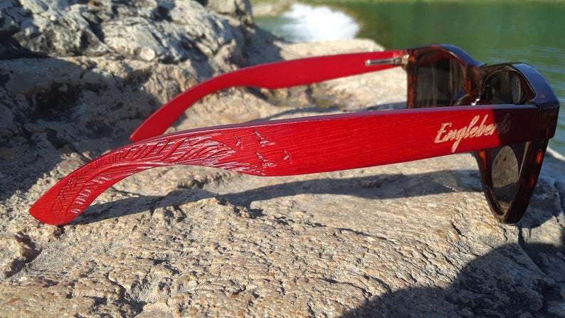 Lunettes de soleil Engleberts monture écaille rouge, inscription sur branche, verres foncés