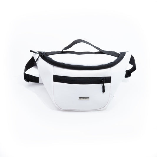 Sac banane blanc en simili cuir, liserés noirs, sangle réglable et poche zippée