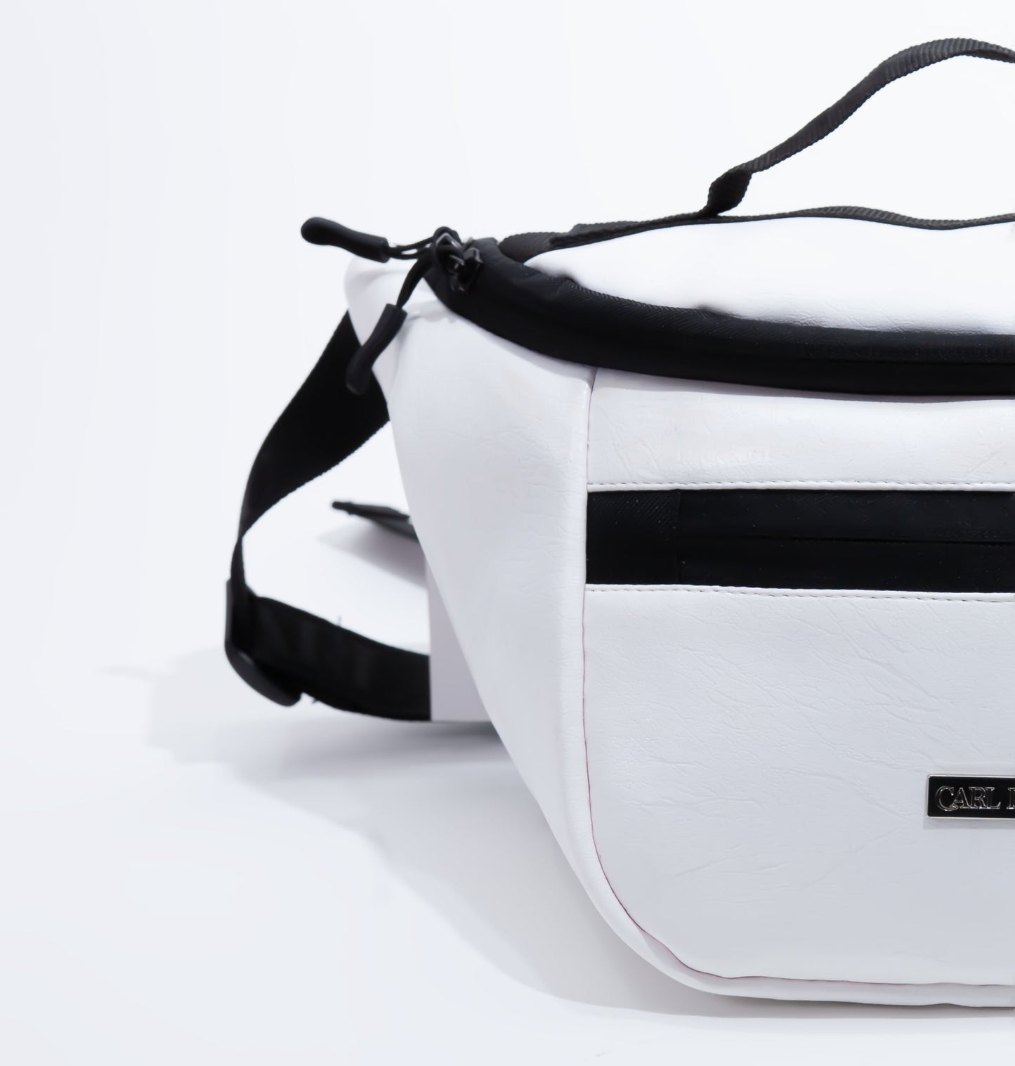 Sac banane blanc avec bande noire horizontale et zip, empiècement avant texturé