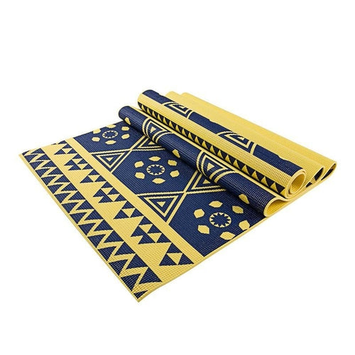 Tapis de yoga imprimé PVC bleu marine et jaune, motifs géométriques, posé en diagonale
